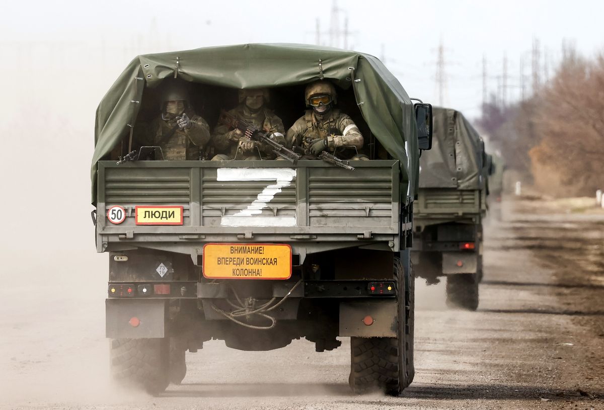 Ciężarówka z rosyjskimi żołnierzami na Krymie