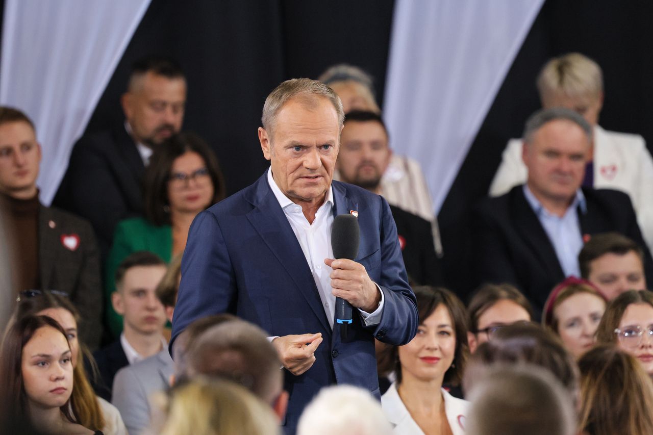 "Nauczyciele nie są szczęśliwi". Tusk dosadnie o podwyżkach