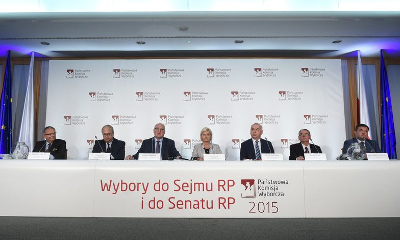 Warszawa, 25.09.2015. PKW podczas losowania numerów list komitetów wyborczych.