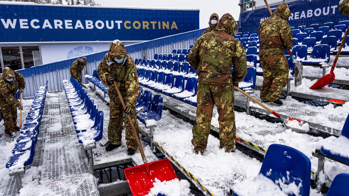 Zdjęcie okładkowe artykułu: PAP/EPA / JEAN-CHRISTOPHE BOTT / Organizatorzy mistrzostw świata w narciarstwie alpejskim zmagają się z obfitymi opadami śniegu