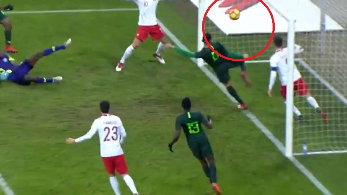 Zdjęcie okładkowe artykułu: Materiały prasowe / TVP  / Na zdjęciu: Reprezentant Nigerii wybija piłkę zza linii bramkowej w meczu z Polską (0:1)