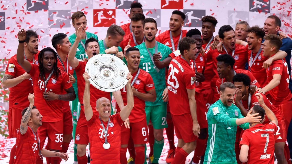 Zdjęcie okładkowe artykułu: PAP/EPA / LUKAS BARTH-TUTTAS  / Na zdjęciu: radość piłkarzy Bayernu Monachium z wywalczenia mistrzostwa Niemiec