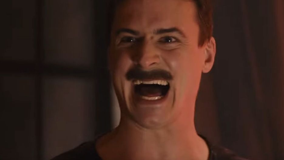 Genialnie prześmiewczy Mateusz Damięcki z wąsem- jeden z najjaśniejszych i najbardziej brawurowych elementów filmu