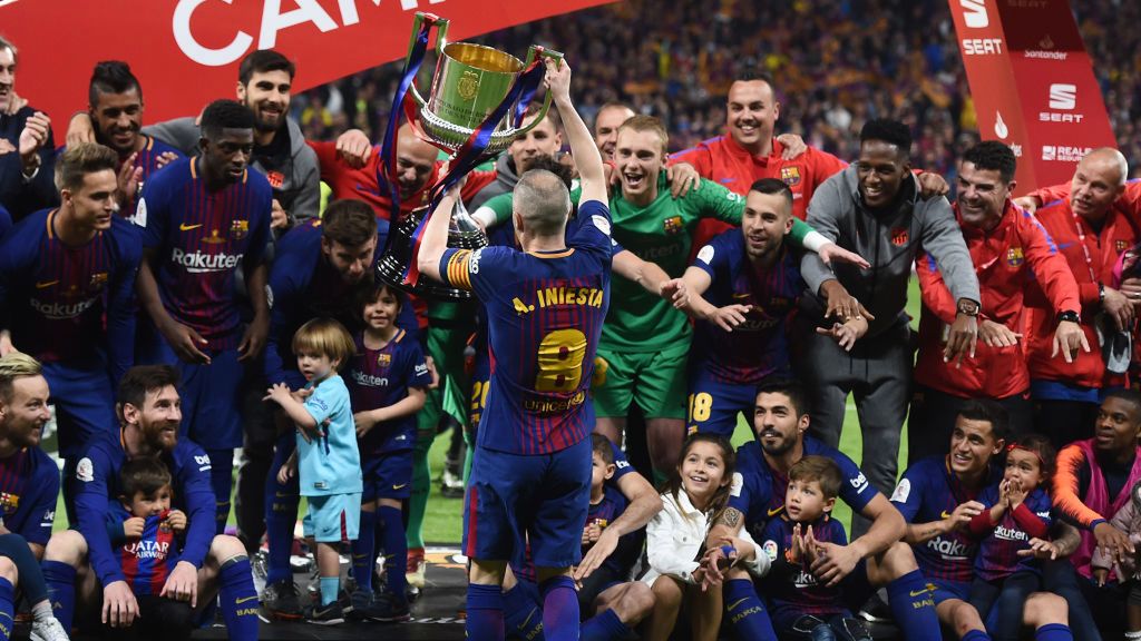 Getty Images / Denis Doyle / Na zdjęciu: Andres Iniesta z trofeum za wygranie Pucharu Króla