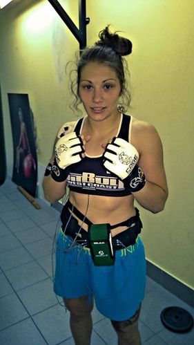 Agnieszka Niedźwiedź o tytuł mistrzyni Cage Warriors powinna zawalczyć w 2015 roku (fot. facebook.com)