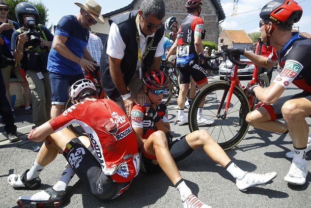 Na środkowym planie zdjęcia obolały Richie Porte z BMC tuż po upadku na niedzielnym etapie. Fot. PAP/EPA/KIM LUDBROOK