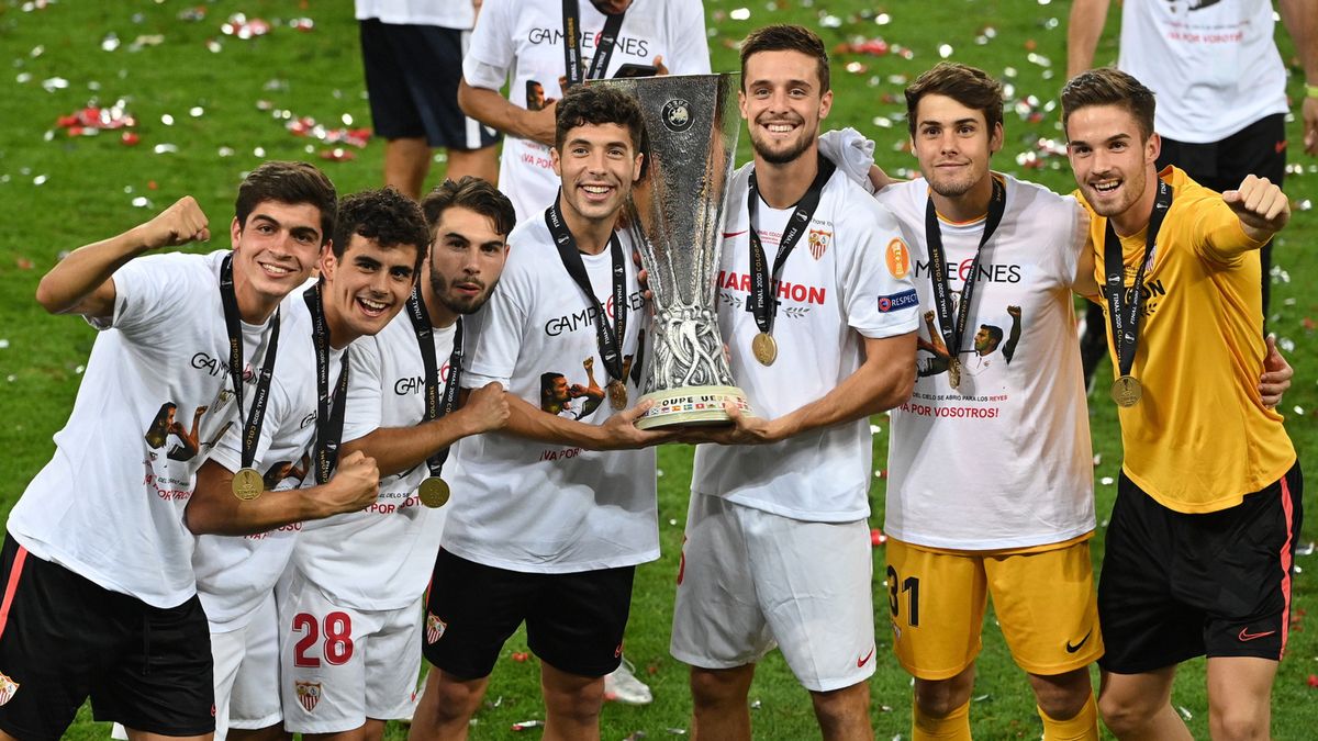 piłkarze Sevilla FC cieszą się ze zwycięstwa w Lidze Europy