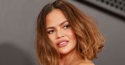 Chrissy Teigen reaguje na wpis zbulwersowanego fana, że kąpie się z dziećmi "W BRUDNEJ WODZIE": "To mleko kokosowe, WYLUZUJ"
