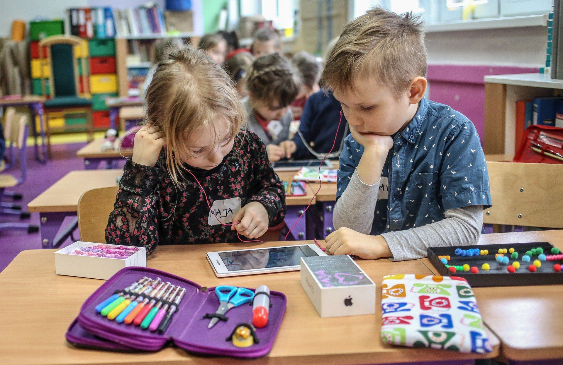 Od 1 lipca 2025 roku rodzice, opiekunowie oraz pełnoletni uczniowie mogą składać wnioski o 300 zł na wyprawkę szkolną
