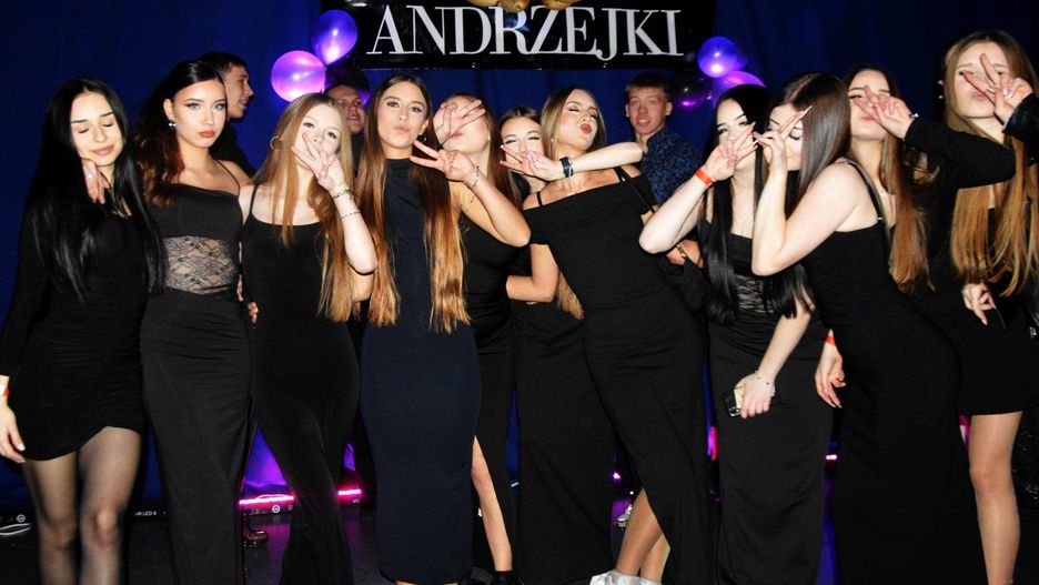 W piątek 28 listopada w II Liceum imienia Adama Mickiewicza w Skarżysku - Kamiennej odbył się bal andrzejkowy.