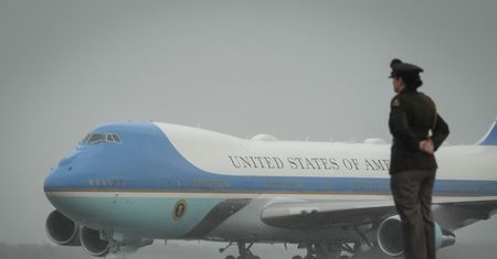 Wyposażenie w Air Force One regularnie znika. Wiadomo, kto za tym stoi