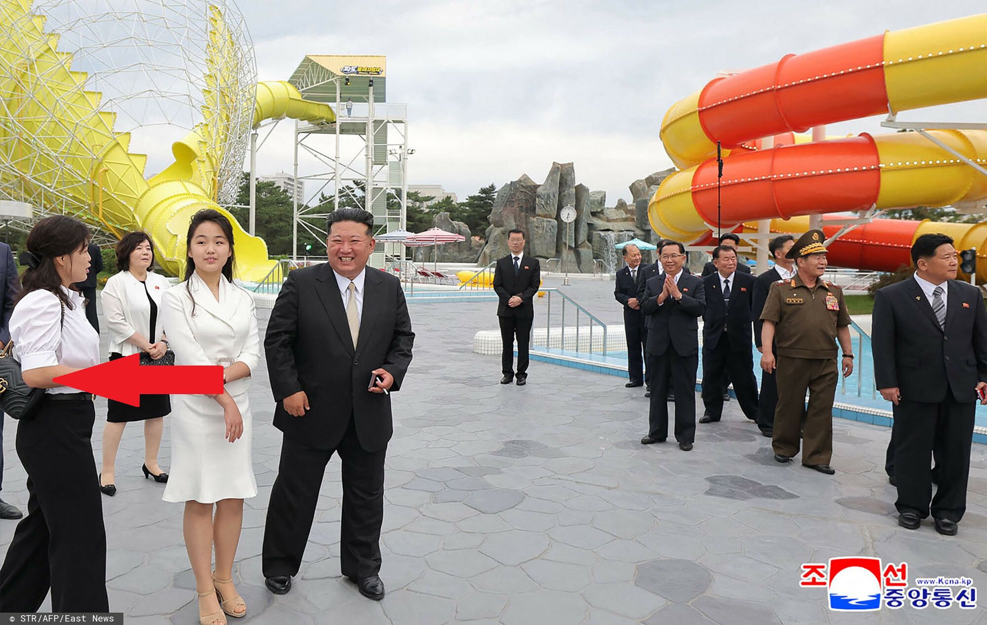 Żona Kim Dzong Una -  Ri Sol Ju (pierwsza z lewej)