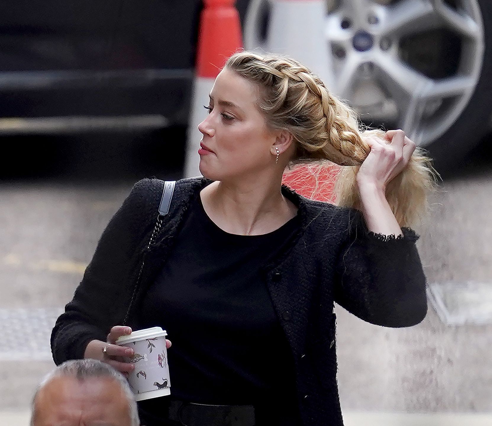 Amber Heard jednak NIE DEFEKOWAŁA na łóżko, które dzieliła z Deppem