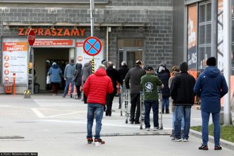 Nowe obostrzenia przed nami. Prof. Flisiak mówi jednak, że nie tędy droga