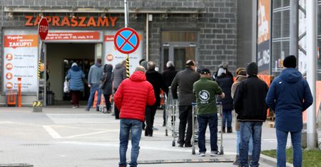 Nowe obostrzenia przed nami. Prof. Flisiak mówi jednak, że nie tędy droga