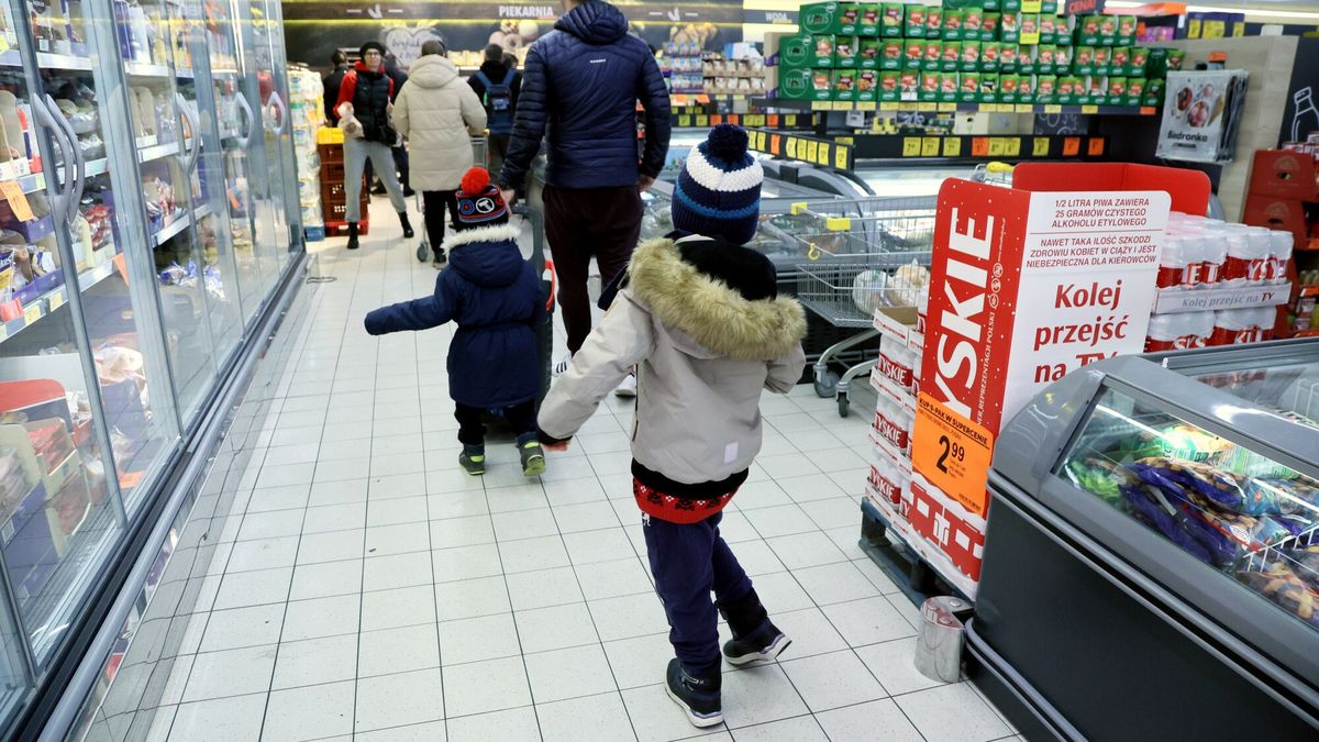 Ryszard Petru na kasie w Wigili?
Fot. Wojciech Olkusnik/East News 24.12.2024. Warszawa. Posel PL2050 Ryszard Petru pracuje w Wigilie jako kasjer w jednym z dyskontow na warszawskim Wilanowie.  W listopadzie Sejm uchwalil nowelizacje przepisow dotyczacych handlu w Wigilie. N/z przedswiateczne zakupy
Wojciech Olkusnik