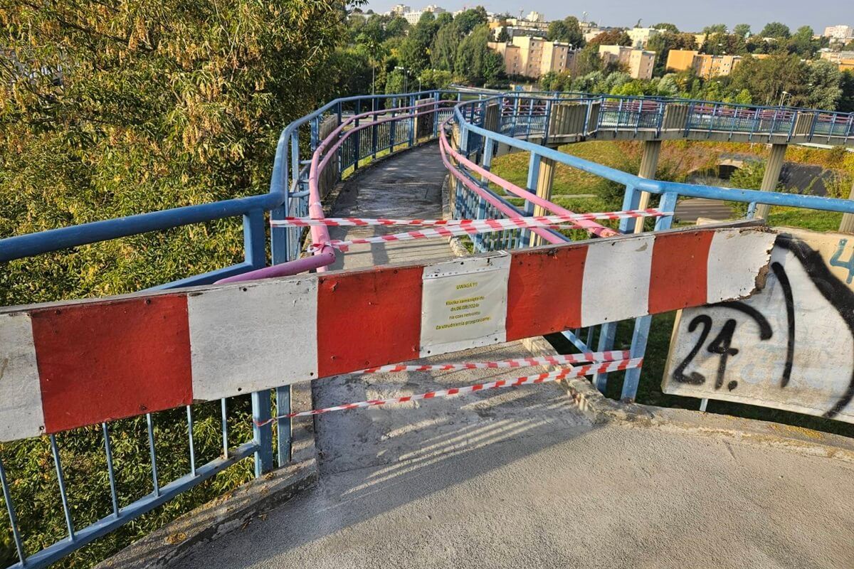Zamknięta kładka dla rowerów przy wiadukcie na ul. Poniatowskiego
