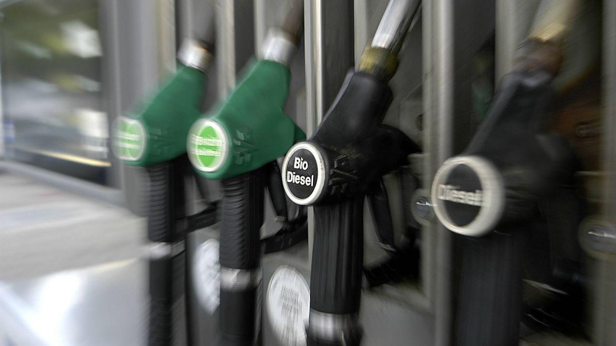 Gas station pump Krafftstoffe differently Biodiesel
Gas station pump Krafftstoffe differently Biodiesel 
Ref: B589_119908_010772
Compulsory Credit: Mauritius Photoshot. *** Local Caption *** 03858959
bw media photoagentur
"agqm, B589_119908_010772, alternative fuels, alternative fuel, auto-drives, gas, biodiesel, biokraftstoff, biosprit, unleaded, e din 51606, krafftstoffe, fuel, close-up, juice, super unleaded, fills up, gas station, in an environmentally sound way, conservation of the environment environment-signs fuzziness, distinguished, differently, runs, zapfpistole, zapfpistolen, pump", 03858959, B589, B589_119908, 119908