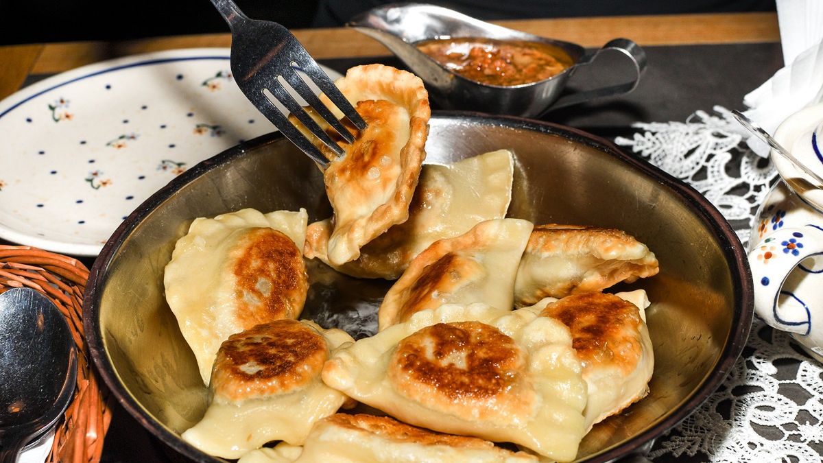 Będą chrupać aż miło. Wlej na patelnię, na której smażysz pierogi