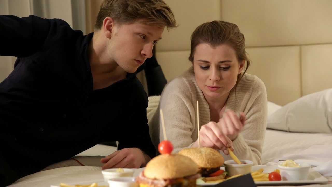 M jak miłość - Katia (Joanna Jarmołowicz) i Łukasz (Jakub Józefowicz)