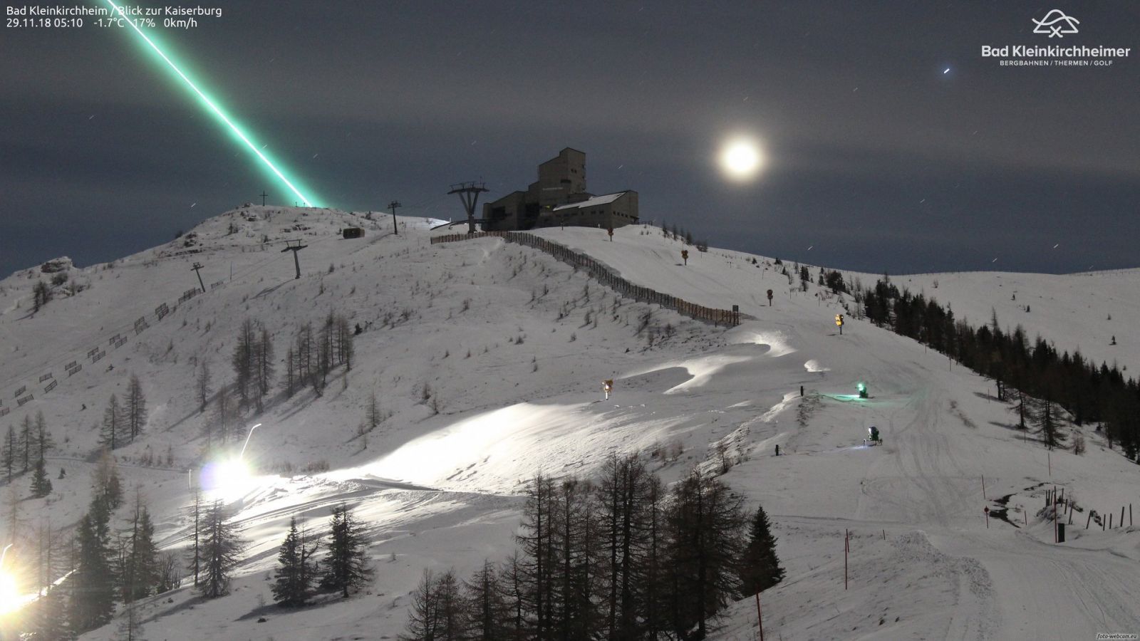 Wielka smuga zielonego ognia na niebie nad Alpami ujęta na filmie 4