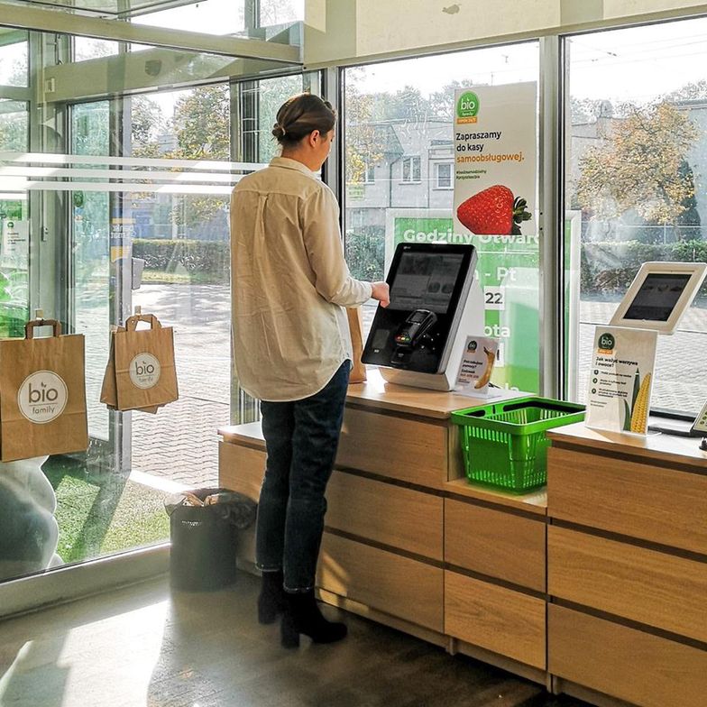 W Poznaniu ruszył market bez obsługi. Duże sieci handlowe jednak o zastępowaniu kasjerów bezobsługowymi automatami nie myślą