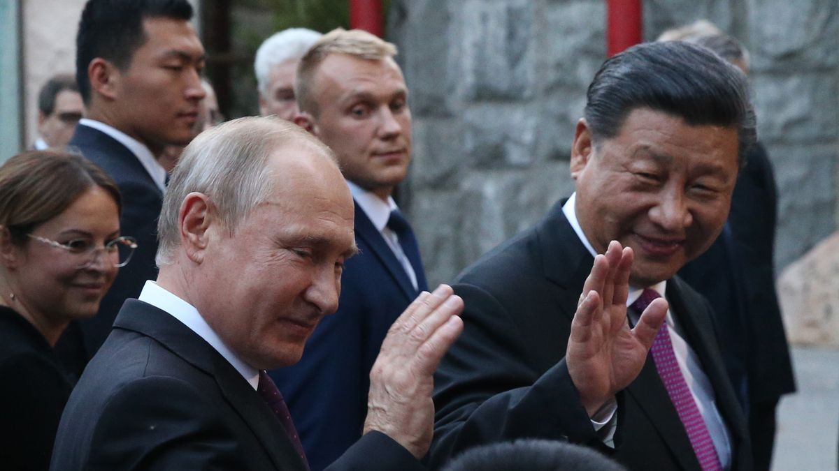 Russian President Vladimir Putin receives Chinese President Xi Jinping at the Kremlin
MOSCOW, RUSSIA - JUNE,5 (RUSSIA OUT) Russian President Vladimir Putin (C) and Chinese President Xi Jinping (R) observe aviary with panda while visiting the Moscow's Zoo in Moscow, Russia,, June,5, 2019. Chinese leader Xi Jinping is having a three-days state visit to Russia. Photo by Mikhail Svetlov/Getty Images
Mikhail Svetlov
moscow