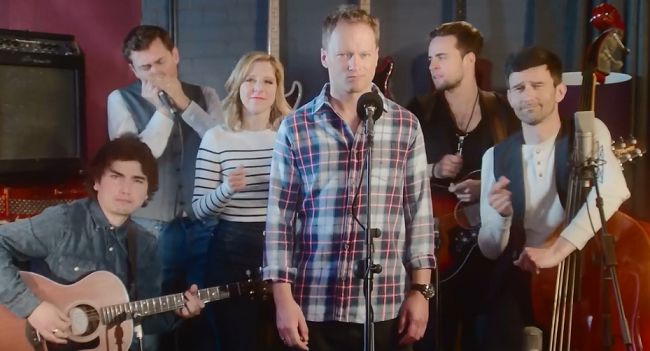 Maciej Stuhr w kampanii Actimela śpiewa piosenki na poprawę humoru (wideo)