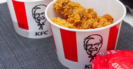 Kultowa promocja powraca do menu KFC. Drugi kubełek kupisz za pół ceny