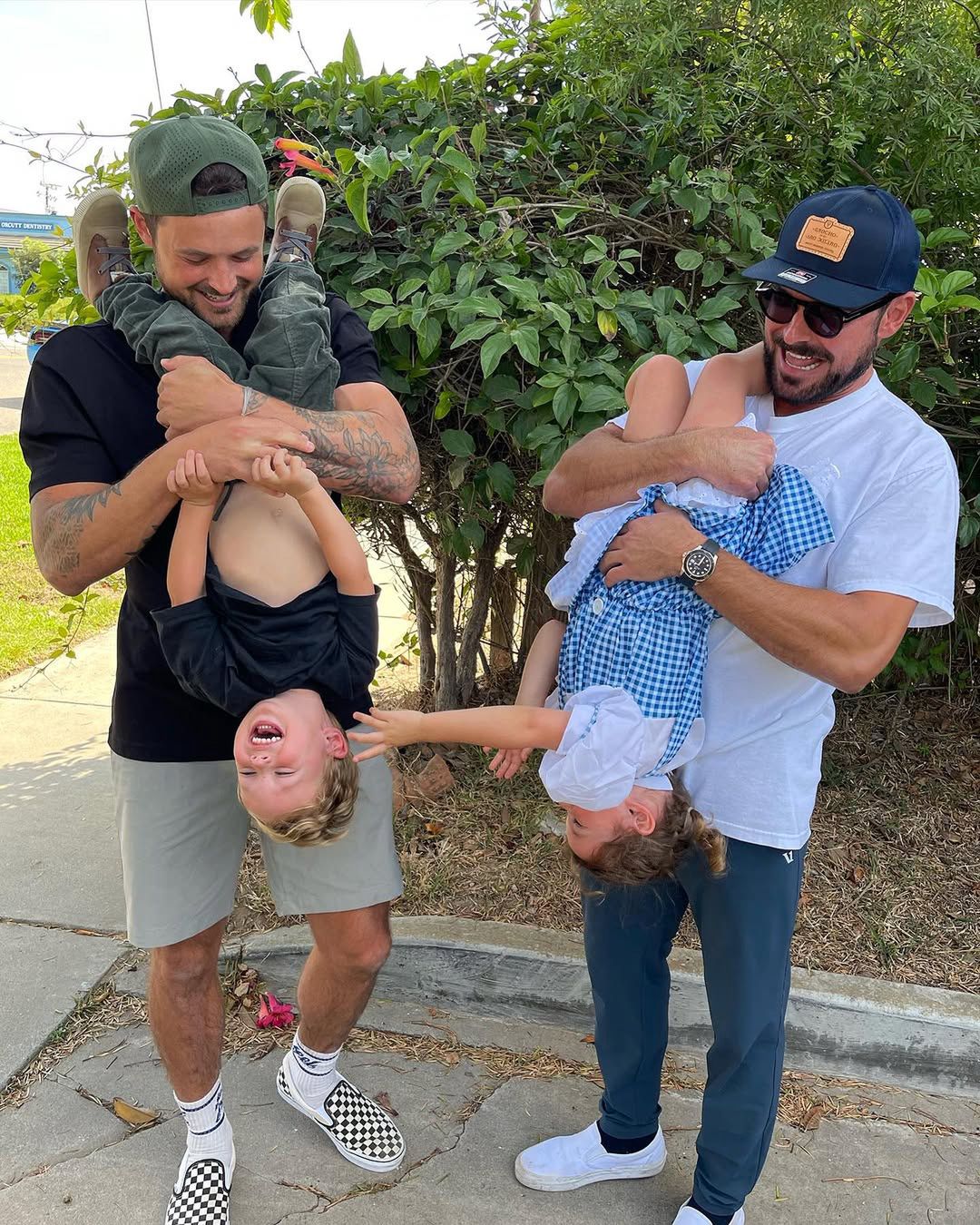 Zac Efron i Dylan Efron z przyrodnim rodzeństwem