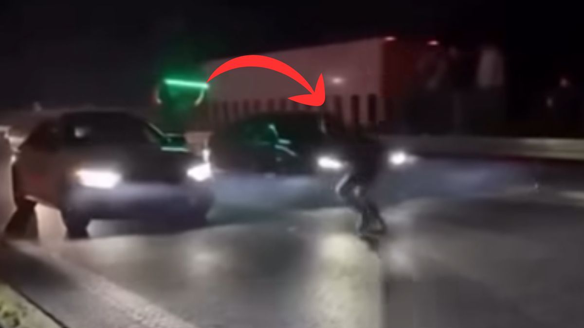  Kobieta wpadła pod maskę auta