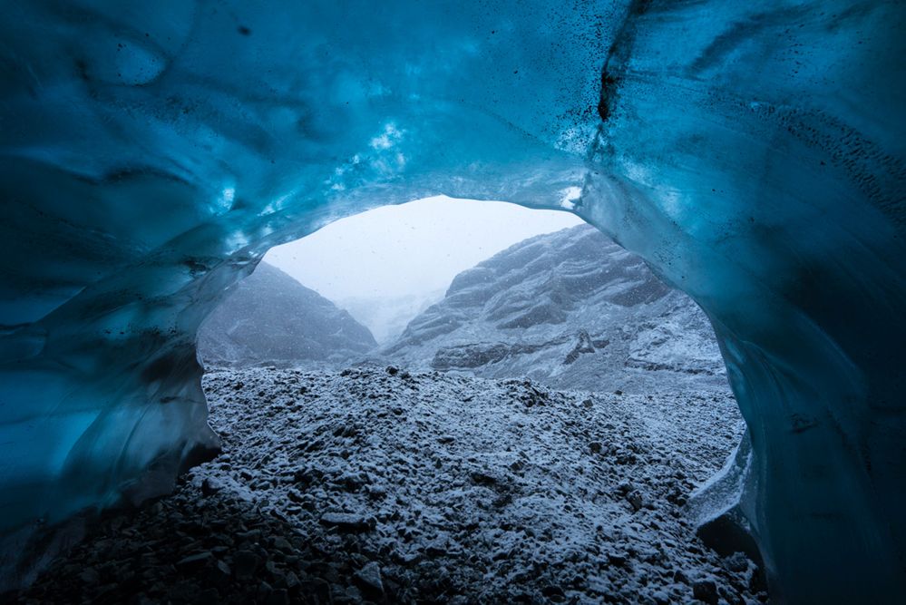 Jaskinie lodowca żyją własnym życiem – surowym, mroźnym, niespotykanym. Subtelność naturalnej rzeźby, delikatna struktura sopli oraz gładkość sopli ukazują skrywane piękno lodowych pieczar. Krajobraz jaskiń cały czas się zmienia. Światło wpadające do środka rozlewa się na zamarzniętych ścianach wydobywając piękno ich błękitu.