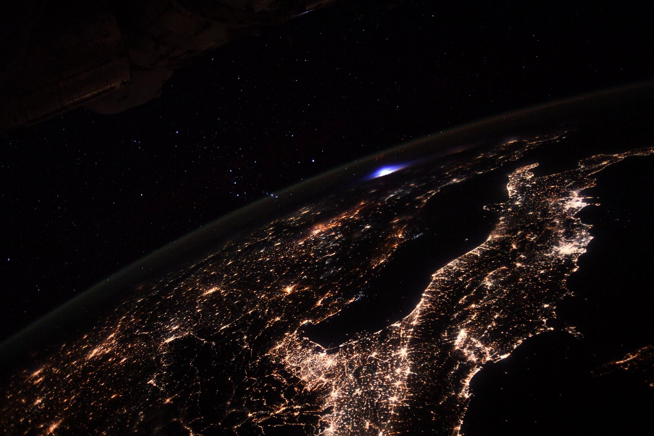 Dziwne błyskawice nad Ziemią. Astronauta ujął je z ISS 1