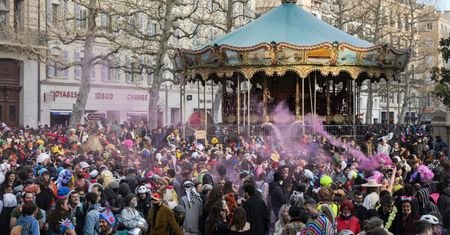Nielegalny bal karnawałowy we Francji. Tysiące osób na ulicach Marsylii