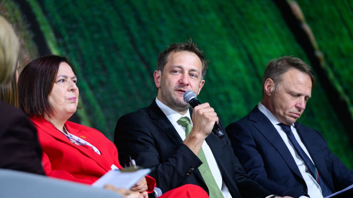 Unijnhy komisarz rolnictwa (w środku) mówi o zasadach handlu z U