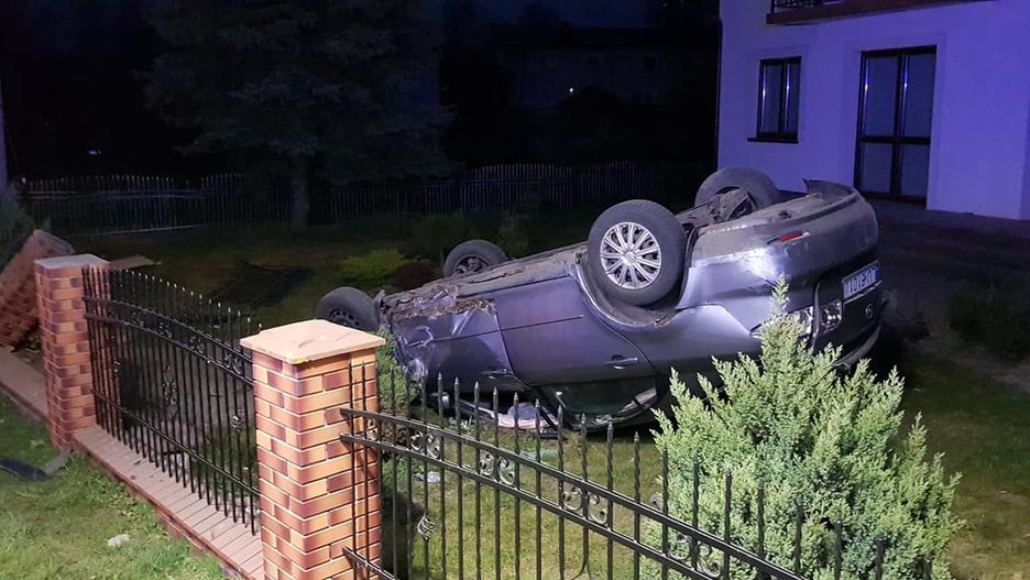 Krężnica Jara (woj. lubelskie). Policja poszukuje kierowcy porzuconego samochodu