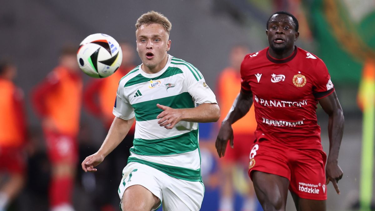 PAP / Piotr Matusewicz /  Zawodnik Lechii Gdańsk Anton Carenko i Hilary Gong z Widzewa Łódź podczas meczu 10. kolejki piłkarskiej Ekstraklasy