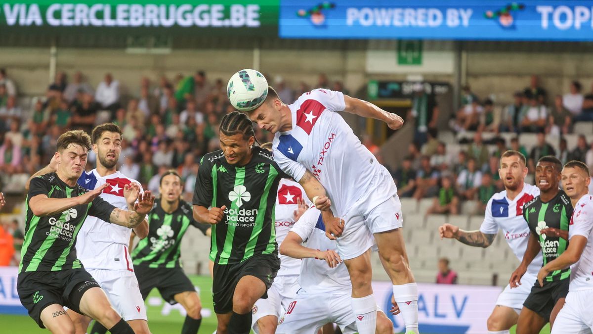 Zdjęcie okładkowe artykułu: PAP/EPA / OLIVIER HOSLET / Na zdjęciu: piłkarze Cercle Brugge i Wisły Kraków