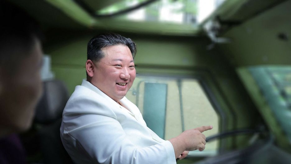 Kim Dzong Un w fabryce broni
This undated photo released from North Korea's official Korean Central News Agency (KCNA) on August 14, 2023 shows North Korea's leader Kim Jong Un (C) inside a multi-purpose armoured vehicle during a visit to an important munitions factory at an undisclosed location in North Korea. (Photo by KCNA VIA KNS / AFP) / South Korea OUT / REPUBLIC OF KOREA OUT  - EDITORS NOTE: BLURRING IS FROM SOURCE
---EDITORS NOTE--- RESTRICTED TO EDITORIAL USE - MANDATORY CREDIT "AFP PHOTO/KCNA VIA KNS" - NO MARKETING NO ADVERTISING CAMPAIGNS - DISTRIBUTED AS A SERVICE TO CLIENTS / THIS PICTURE WAS MADE AVAILABLE BY A THIRD PARTY. AFP CAN NOT INDEPENDENTLY VERIFY THE AUTHENTICITY, LOCATION, DATE AND CONTENT OF THIS IMAGE --- /
STR