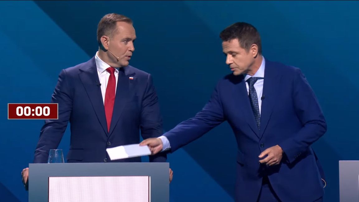 Rafał Trzaskowski przekazał kopertę Karolowi N