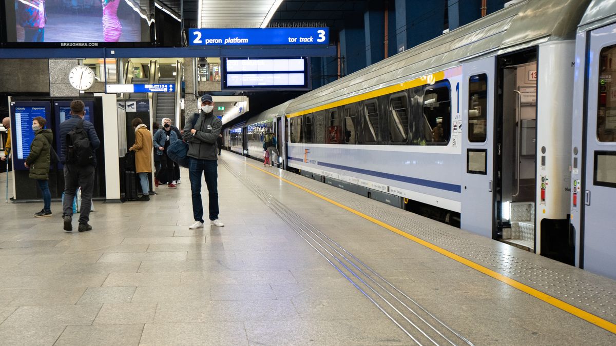 pociąg dworzec peron transport kolej