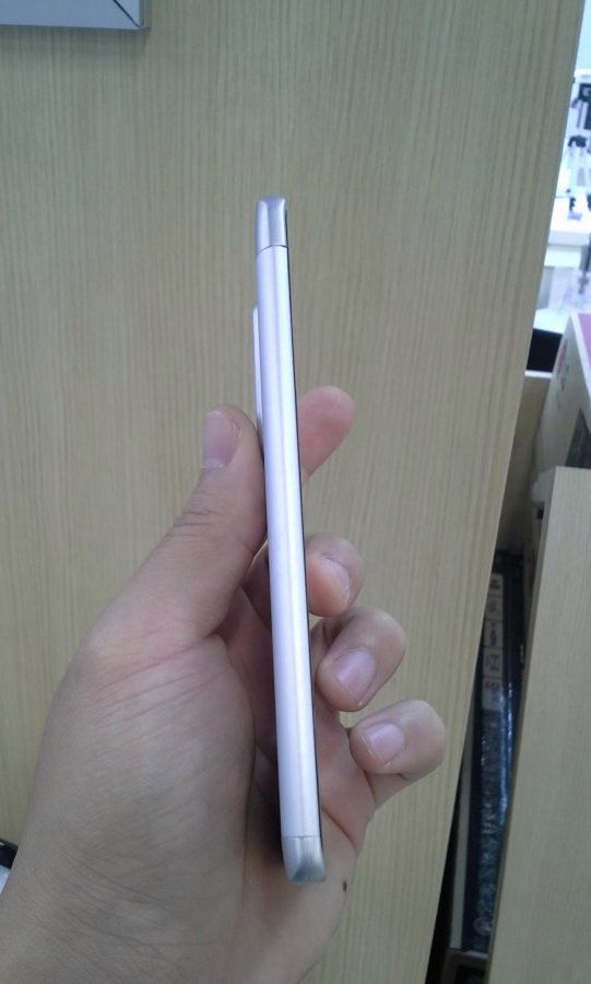 LG Class - metalowy (?) smartfon przyłapany na zdjęciach 4