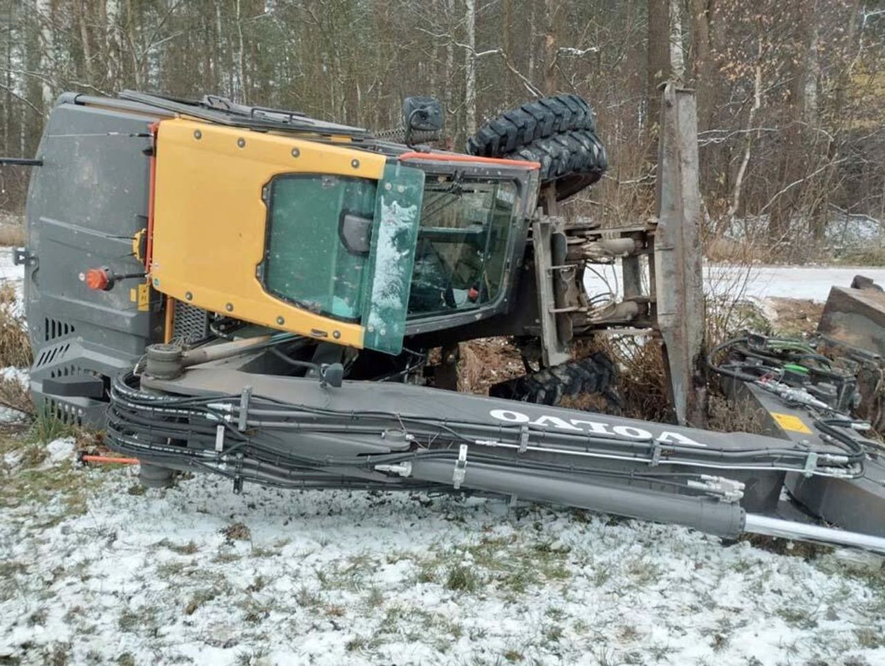 Łyse: Pijany operator przewrócił koparkę. Gdy zobaczył, co narobił, w panice uciekł do lasu