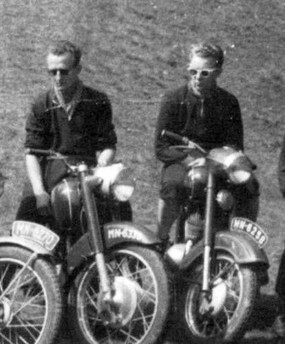 Stanisław Tkocz i Joachim Maj na prywatnych motocyklach w latach 50.