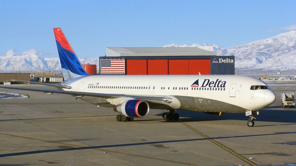 Turbulencje na locie Delta Air Lines. Ranne stewardesy, pasażero