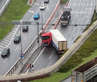 Katowice. Wypadek na DTŚ. Tunel zamknięty. TIR uderzył w bariery