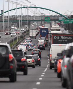 Warszawa. Zderzenie sześciu pojazdów na trasie S8. Duże utrudnienia
