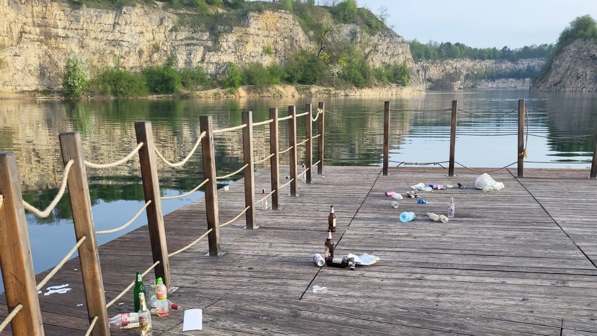 Śmieci nad zalewem Zakrzówek