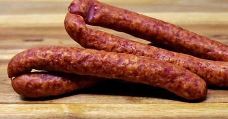 Z kabanosami w ręku zażądał pieniędzy i alkoholu. 42-latek trafił do aresztu
