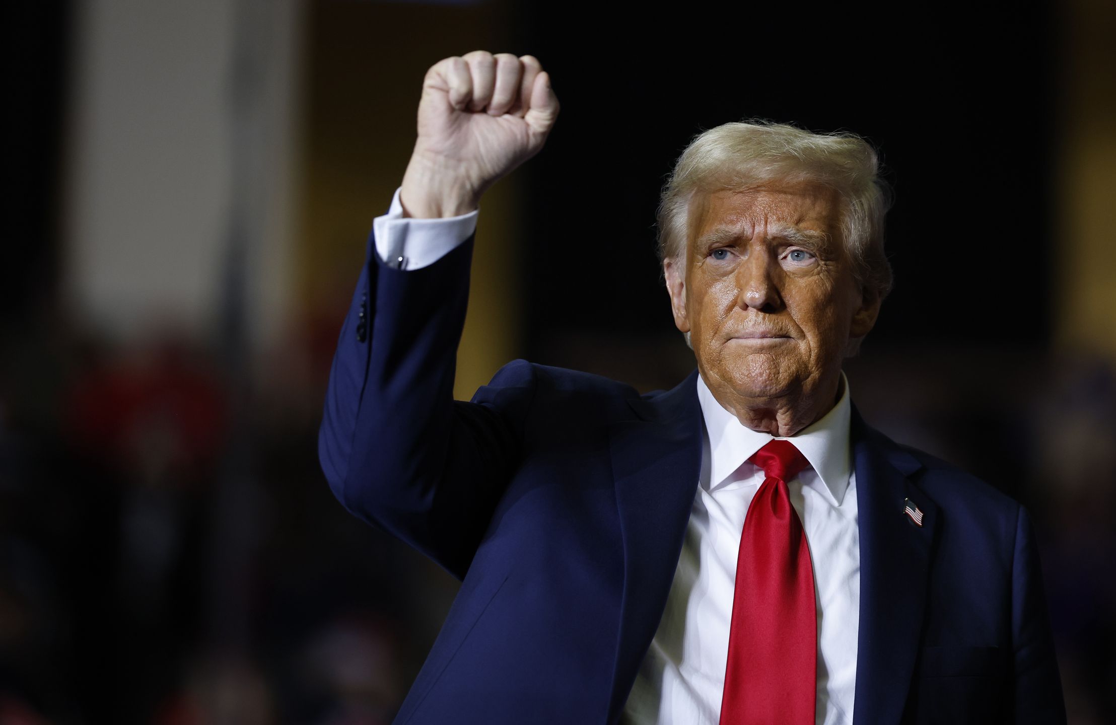 Donald Trump z 312 głosami elektorskimi